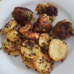 Die Ofenkartoffeln passen sehr gut zu Gemüse-Hackfleisch-Bällchen